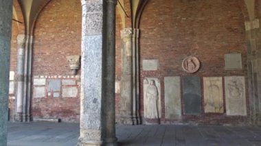 İtalya, Milan, 13 Şubat 2020, Santo Ambrogio katedralinin manzarası ve detayları