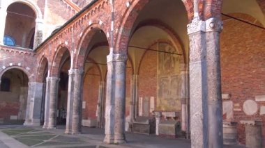 İtalya, Milan, 13 Şubat 2020, Santo Ambrogio katedralinin manzarası ve detayları