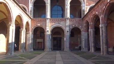 İtalya, Milan, 13 Şubat 2020, Santo Ambrogio katedralinin manzarası ve detayları