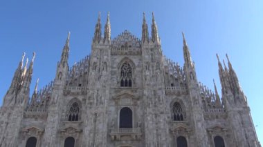 İtalya, Milan, 13 Şubat 2020, CORONA VIRUS gelmeden önce Duomo ve turistlerin manzarası