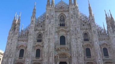 İtalya, Milan, 13 Şubat 2020, CORONA VIRUS gelmeden önce Duomo ve turistlerin manzarası