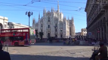 İtalya, Milan, 13 Şubat 2020, Duomo manzarası ve CORONA VIRUS gelmeden önce turistler. Zaman aşımı