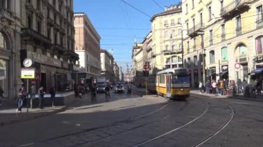 İtalya, Milan, 13 Şubat 2020, CORONA VIRUS gelmeden önce tarihi şehir merkezindeki turist ve araç manzarası. 