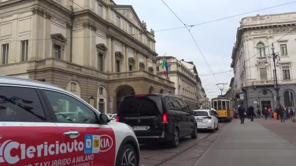 Włochy Mediolan Lutego 2020 Widok Turystów Pojazdów Historycznym Centrum Przed — Wideo stockowe