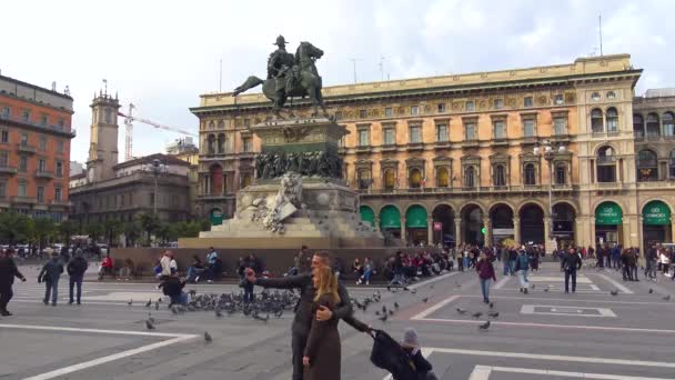 Italia Milán Febrero 2020 Vista Los Turistas Piazza Del Duomo — Vídeos de Stock