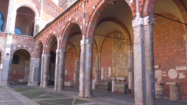 意大利米兰 2020年2月13日 圣安布罗吉奥主教座堂的景观和详情 — 图库视频影像