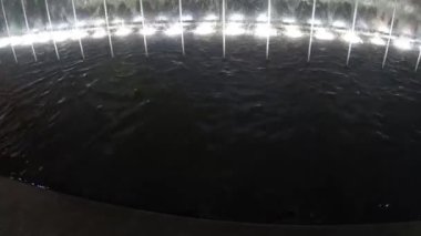 İtalya, Milan, 13 Şubat 2020, Çeşmede su ve ışık oyunu