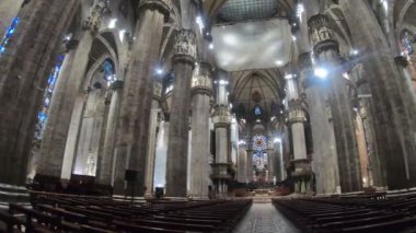 İtalya, Milan, 13 Şubat 2020, CORONA VIRUS gelmeden önce Duomo 'nun iç kesiminin görüntüsü ve detayları