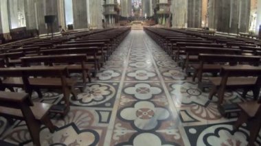 İtalya, Milan, 13 Şubat 2020, CORONA VIRUS gelmeden önce Duomo 'nun iç kesiminin görüntüsü ve detayları