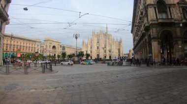 İtalya, Milan, 13 Şubat 2020, CORONA VIRUS gelmeden önce Duomo ve turistlerin manzarası. 