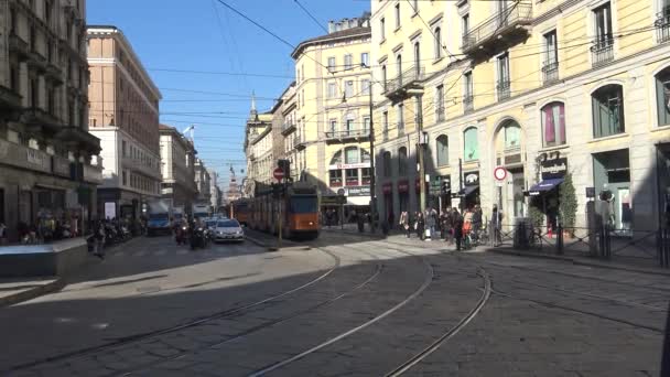 Włochy Mediolan Lutego 2020 Widok Turystów Pojazdów Historycznym Centrum Przed — Wideo stockowe