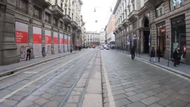 이탈리아 밀라노 2020 코로나 바이러스가 발생하기 역사적 중심에 관광객 차량을 — 비디오