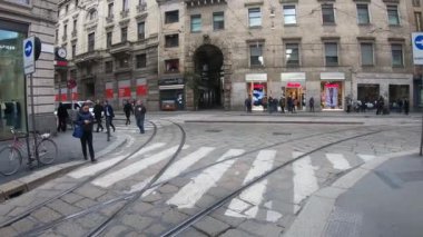 İtalya, Milan, 13 Şubat 2020, CORONA VIRUS gelmeden önce tarihi şehir merkezindeki turist ve araç manzarası. 