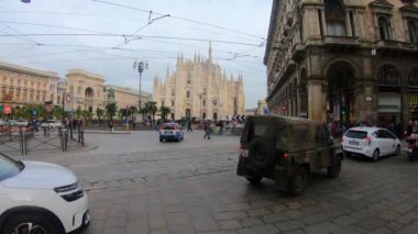 İtalya, Milan, 13 Şubat 2020, CORONA VIRUS gelmeden önce Duomo ve turistlerin manzarası.