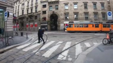 İtalya, Milan, 13 Şubat 2020, CORONA VIRUS gelmeden önce tarihi şehir merkezindeki turist ve araçların manzarası. Zaman aşımı