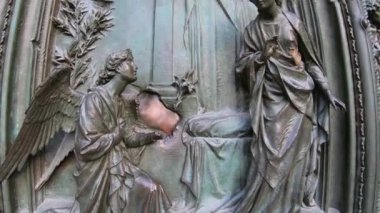 İtalya, Milan, 13 Şubat 2020, CORONA VIRUS gelmeden önce büyük giriş kapısı görüntüsü ve detayları