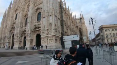İtalya, Milan, 13 Şubat 2020, CORONA VIRUS gelmeden önce Duomo ve turistlerin manzarası