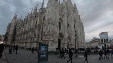 İtalya, Milan, 13 Şubat 2020, CORONA VIRUS gelmeden önce Duomo ve turistlerin manzarası