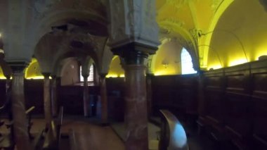 İtalya, Milan, 13 Şubat 2020, Santo Ambrogio katedralinin manzarası ve detayları. İç mekan