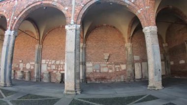 İtalya, Milan, 13 Şubat 2020, Santo Ambrogio katedralinin manzarası ve detayları