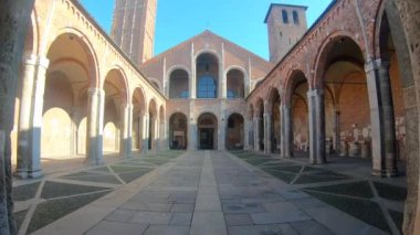 İtalya, Milan, 13 Şubat 2020, Santo Ambrogio katedralinin manzarası ve detayları