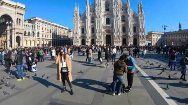 İtalya, Milan, 13 Şubat 2020, CORONA VIRUS gelmeden önce Duomo ve turistlerin manzarası