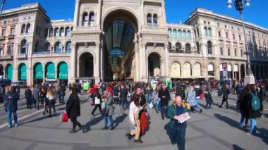 İtalya, Milan, 13 Şubat 2020, CORONA VIRUS gelmeden önce Duomo ve turistlerin manzarası