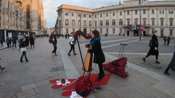 Ιταλία Μιλάνο Φεβρουαρίου 2020 Καλλιτέχνης Εμφανίζεται Στην Piazza Del Duomo — Αρχείο Βίντεο