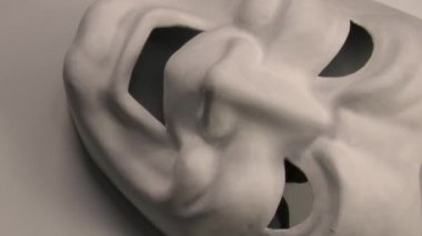 Maskenin ayrıntılı görüntüsü. 4K 50 fps