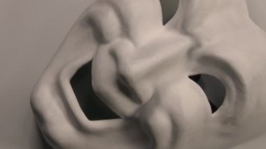 Maskenin ayrıntılı görüntüsü. 4K 50 fps