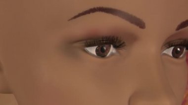 Kadın manken video için poz veriyor. 4K 59.94 fps