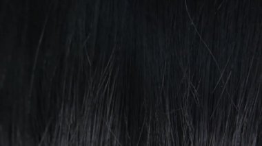 Siyah saç detayları.