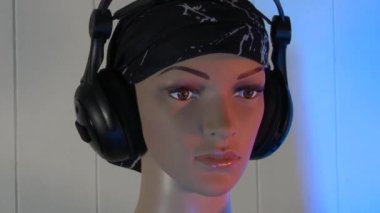 Kadın manken video için poz veriyor. 4K 59.94 fps