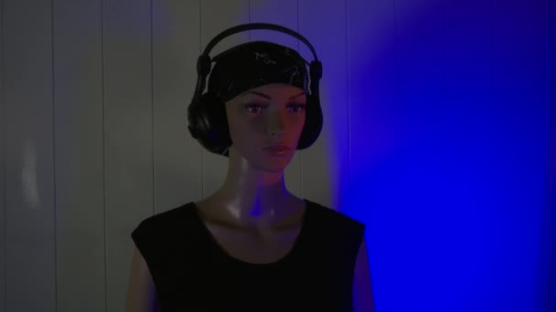 Mannequin femme pose pour la vidéo. 4K 50 ips 