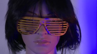 Kadın manken video için poz veriyor. 4K 50 fps