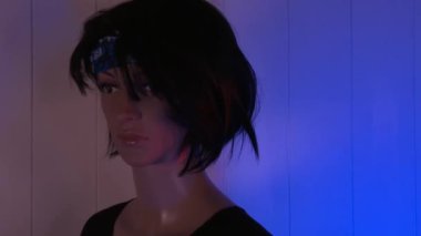 Kadın manken video için poz veriyor. 4K 59.94 fps