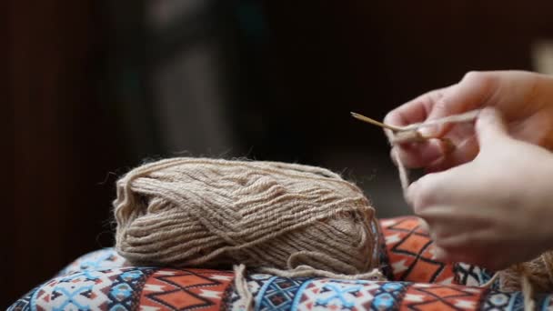 Close up panorama das mãos de uma jovem mulher luvas de tricô com fio — Vídeo de Stock