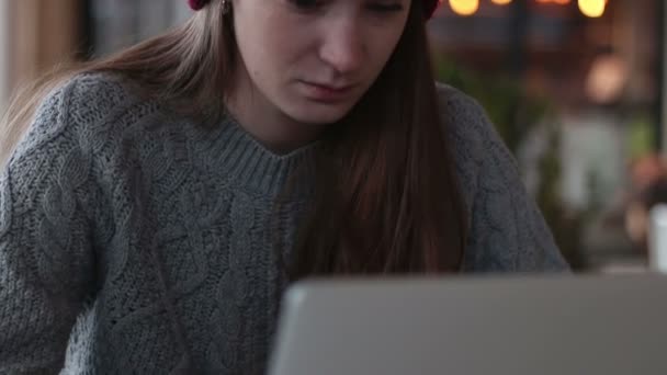 Verticale panorama medium meisje krijgen succes werken op de laptop — Stockvideo