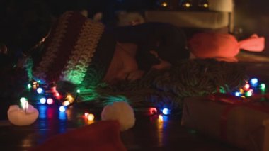 Yeni doğan çocuk yatıyor ve bir Noel sepeti uyur mumlar ve çevresinde kutuları