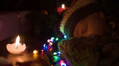 Yakın yeni doğan çocuk yatıyor ve bir Noel sepeti uyur