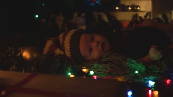 A mediados de primer plano del recién nacido miente y duerme en una canasta de Navidad — Vídeo de stock