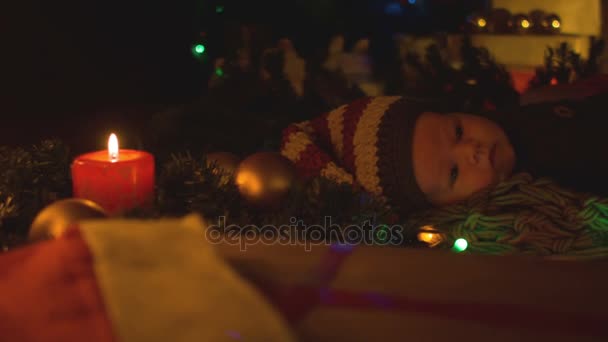 Dolly pan medium close up of newborn child lies on a Christmas basket — Stock Video