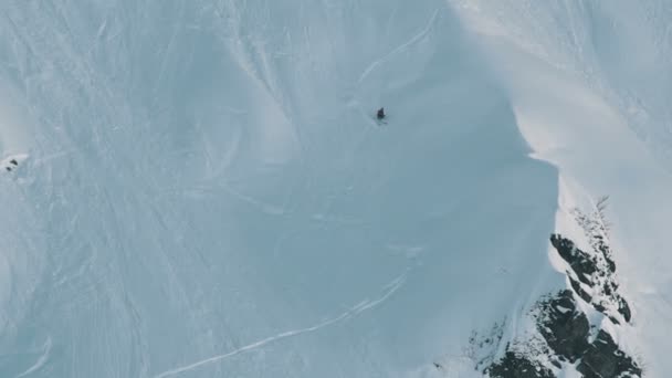 滑雪者的长的射击下降在极端雪覆盖的倾斜 — 图库视频影像