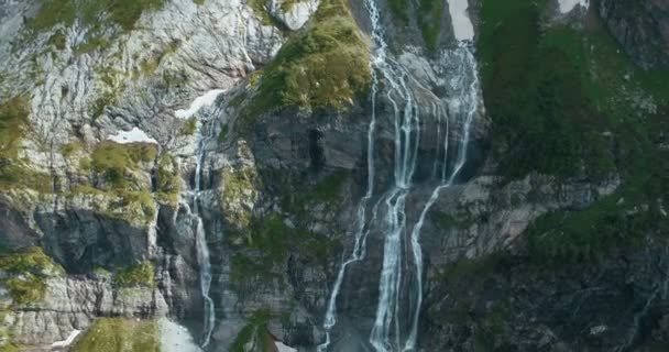 Panorama aérien épique de la cascade dans de belles montagnes au Groenland 