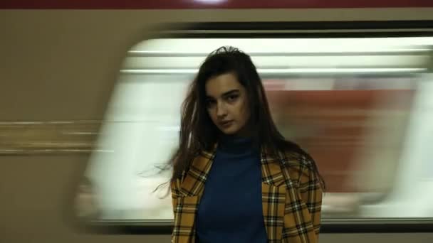 Porträt einer jungen schönen asiatischen Frau, die in der U-Bahn in die Kamera blickt — Stockvideo