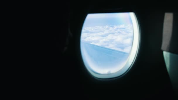 Mittlere Aufnahme vom Flugzeugeleuchter zu Himmel und Wolken — Stockvideo