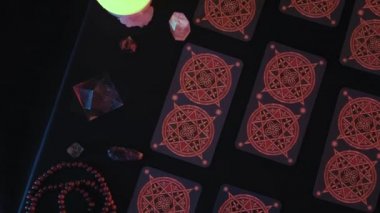 Cadılı elin kapanışı, falcılık yaparken Taro kartını çeviriyor.