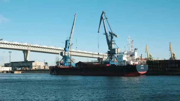 Полный снимок промышленного корабля, стоящего на пирсе — стоковое видео