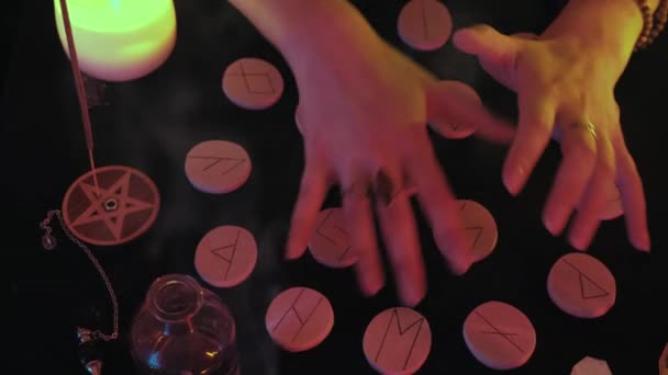 Střední pohled shora záběr čarodějnických rukou míchá runy před pravopisem štěstí — Stock video
