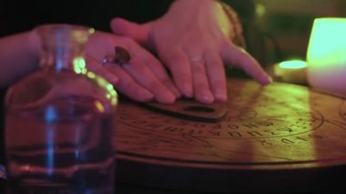 Büyücülük Ouija Tahtası Ruh Oyunu 'na çok yakın.